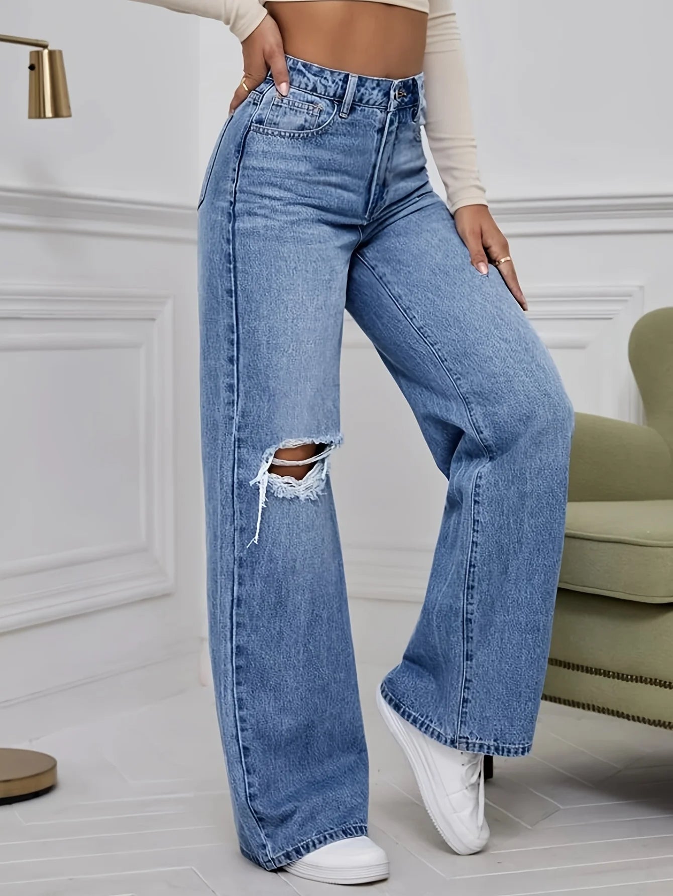 Women's non-stretch denim trousers, straight loose wide legs, ripped design, comfortable fabric, suitable for wearing outside.