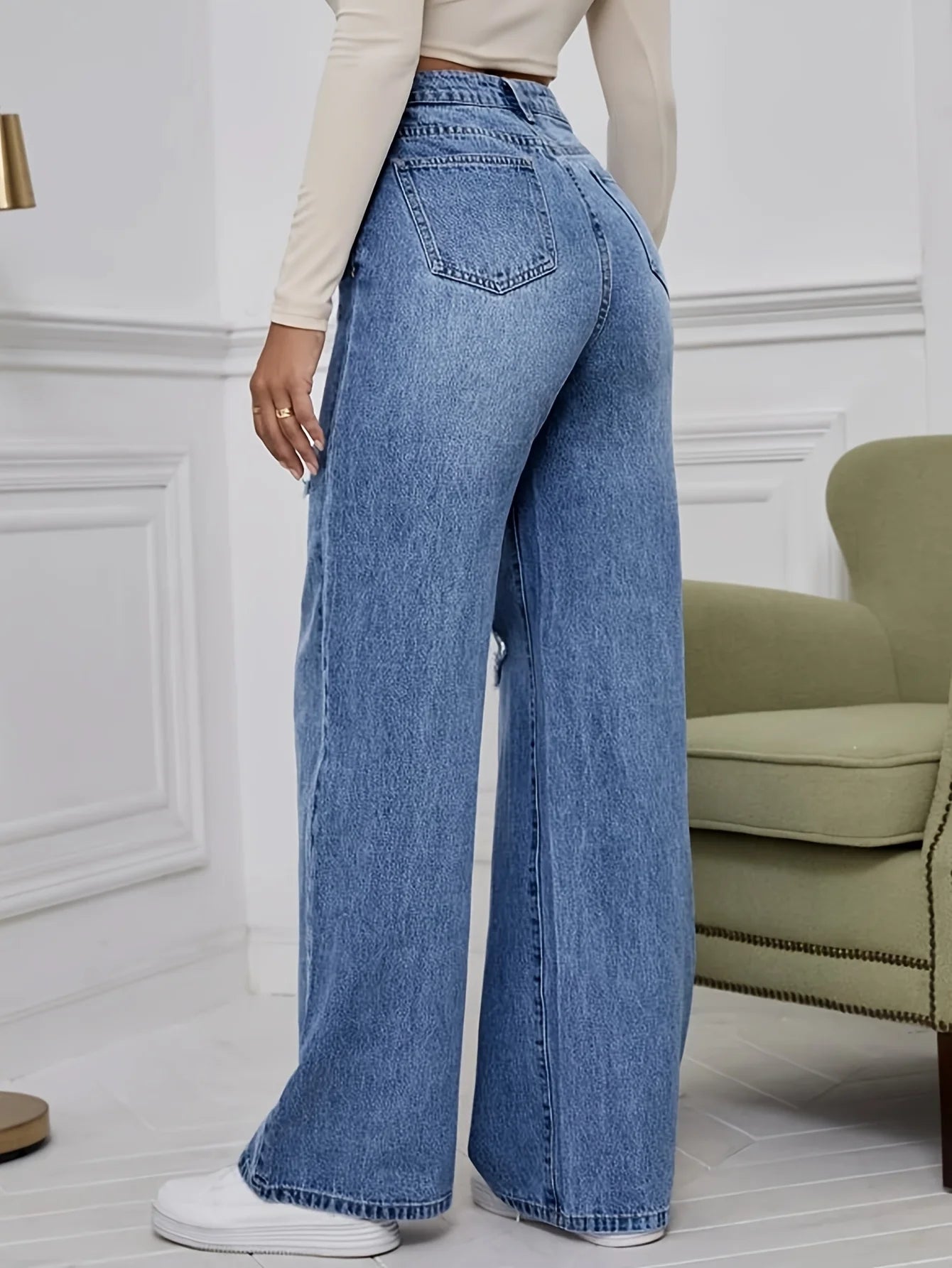 Women's non-stretch denim trousers, straight loose wide legs, ripped design, comfortable fabric, suitable for wearing outside.